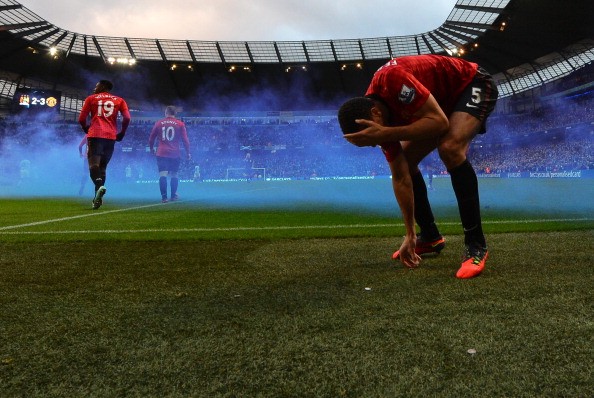 Sự việc xảy ra cuối trận derby thành Manchester khi Rio Ferdinand chạy ra sát đường biên để ăn mừng bàn thắng ấn định tỉ số 3-2 của Van Persie thì bị một fan cuồng của chủ nhà ném đồng xu vào mặt khiến trung vệ của MU phải đổ máu.